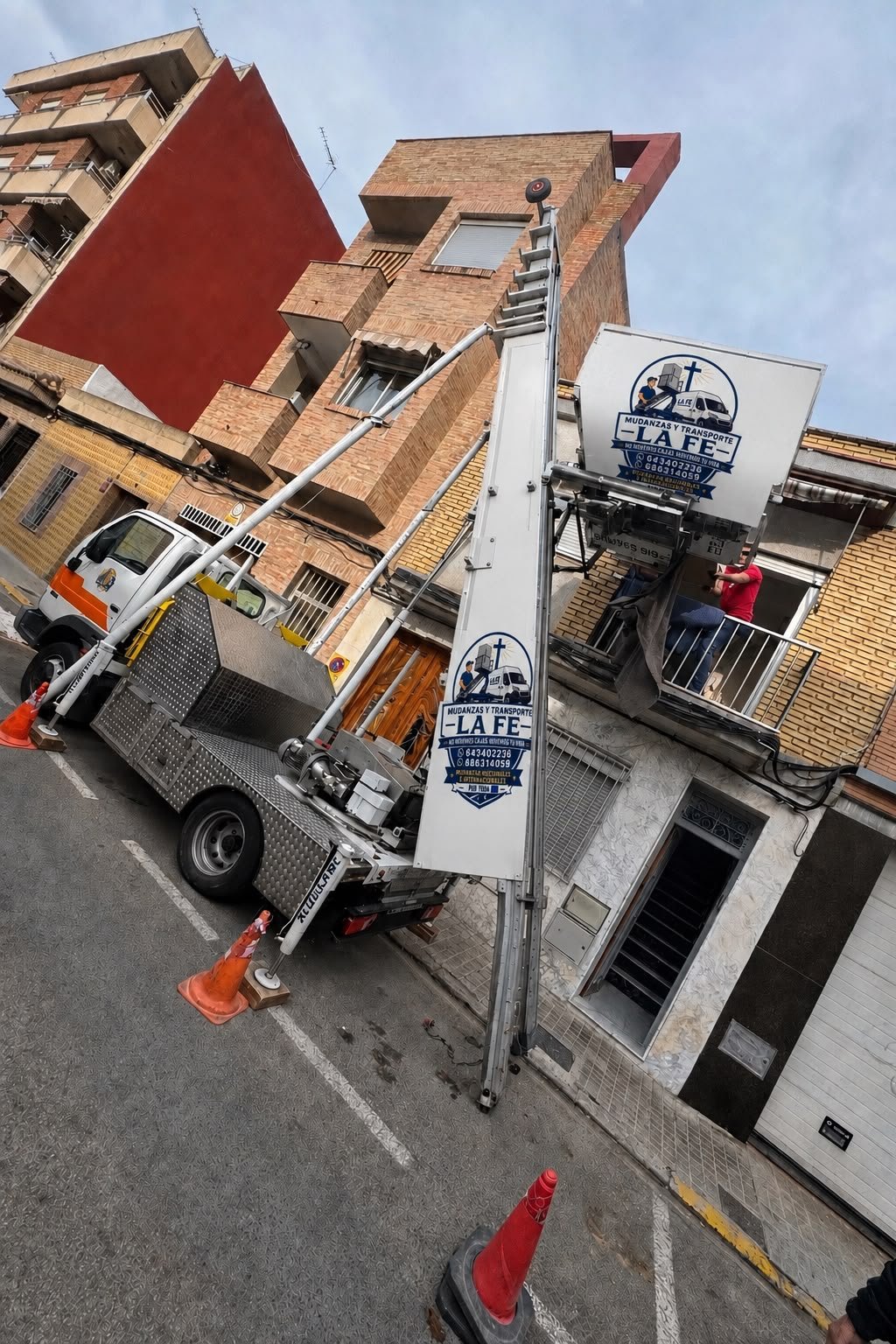 Camión La Fe con elevador de fachada