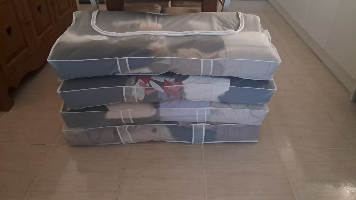 Colchones y piezas protegidas y apiladas por La Fe