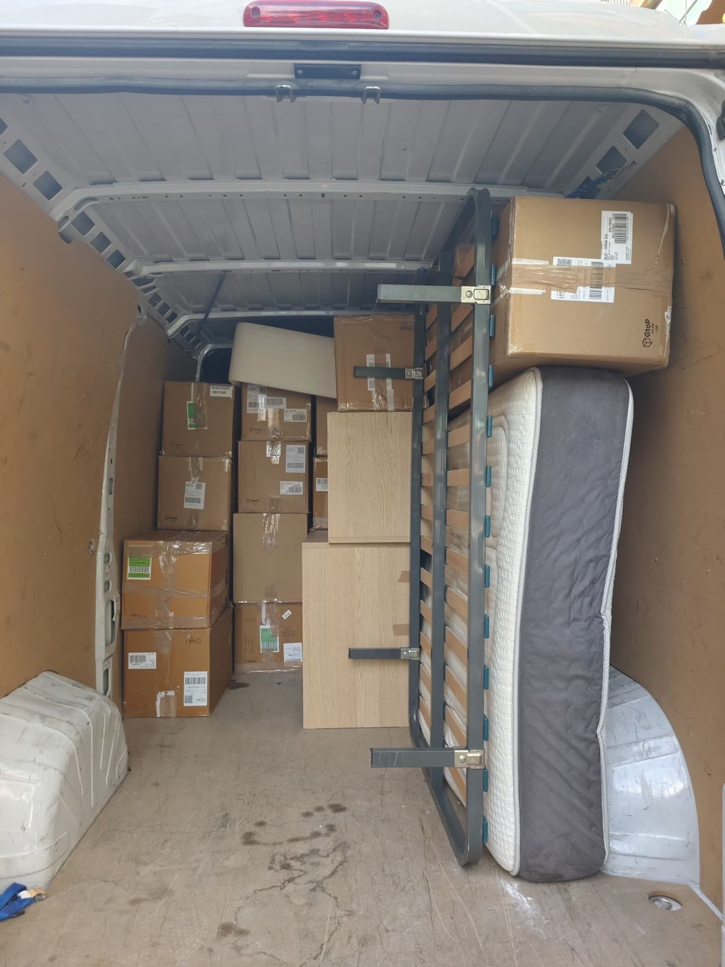 Muebles y cajas almacenados en el guardamuebles de La Fe