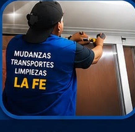 Operario de La Fe en un trabajo de manitas y mantenimiento